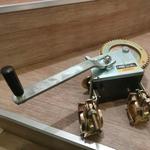 ハンドウインチ　単管パイプに取り付け可能